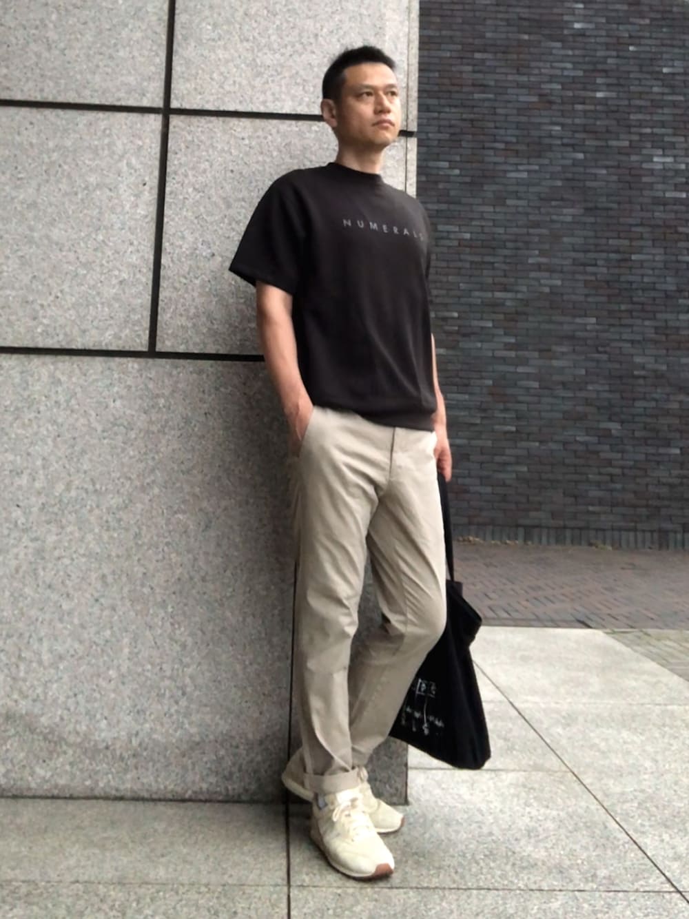 「niko and ...、ニコアンド、ユニクロ、黒Tシャツ、男の子コーデ、プチプラ、ニューバランス、チノパン、休日スタイル、Tシャツ、黒、シンプルコーデ、メンズファッション、モノトーンコーデ、アラフォー」｜「NUMERALSの【UNISEX】[NUMERALS]サイドポケットTシャツ（Tシャツ/カットソー、ブラック系）」を使った、よしはるさん（メンズ・180cm）の夏コーディネートの1枚目の写真