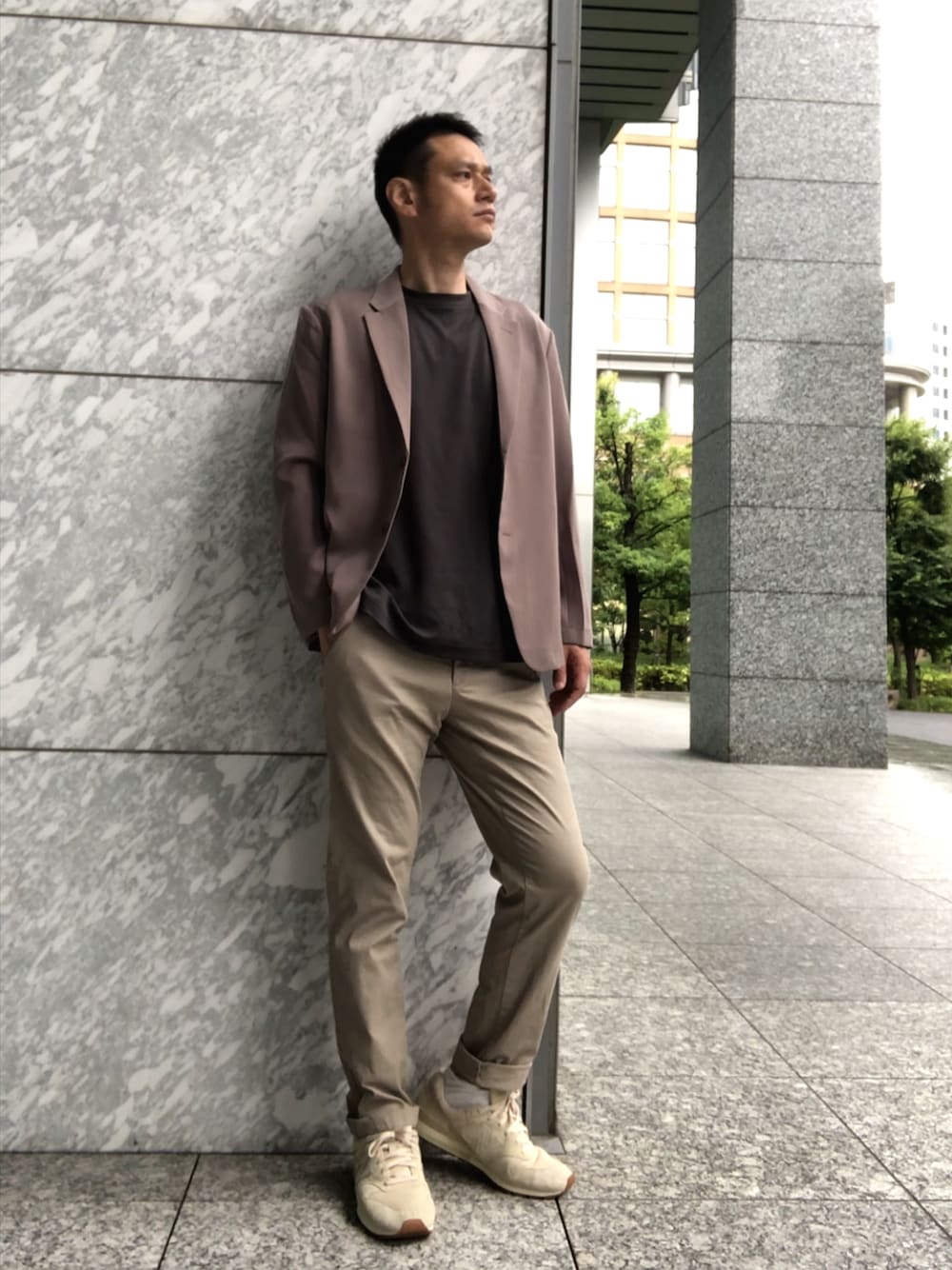 ブラック系のシャツ/ブラウス、ベージュ系のチノパンツ、ベージュ系のスニーカーを着用したメンズの夏コーディネートの1枚目の写真