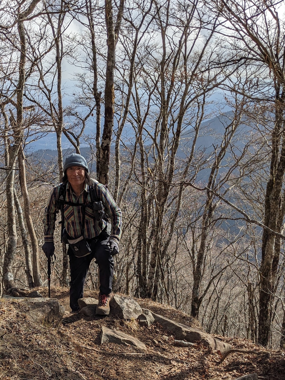 ブルー系のシャツ/ブラウス、ブラック系のその他パンツ、ブラウン系のブーツを着用したメンズの冬コーディネートの1枚目の写真