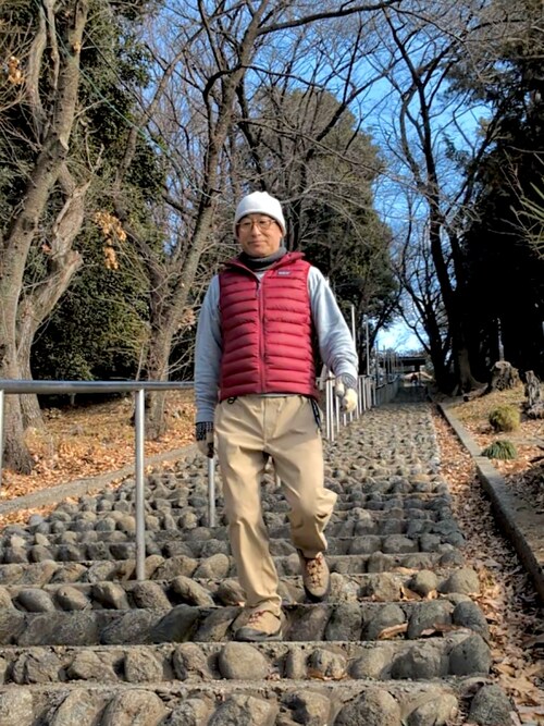 patagoniaのダウンベスト（レッド系）を使った人気ファッション