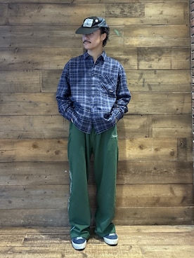 「XLARGE（エクストララージ）の【一部WEB限定】CURSIVE WIDE SWEAT PANTS（スウェットパンツ、グリーン系）」を使った、山下 迅さん（メンズ・173cm）の秋コーディネート