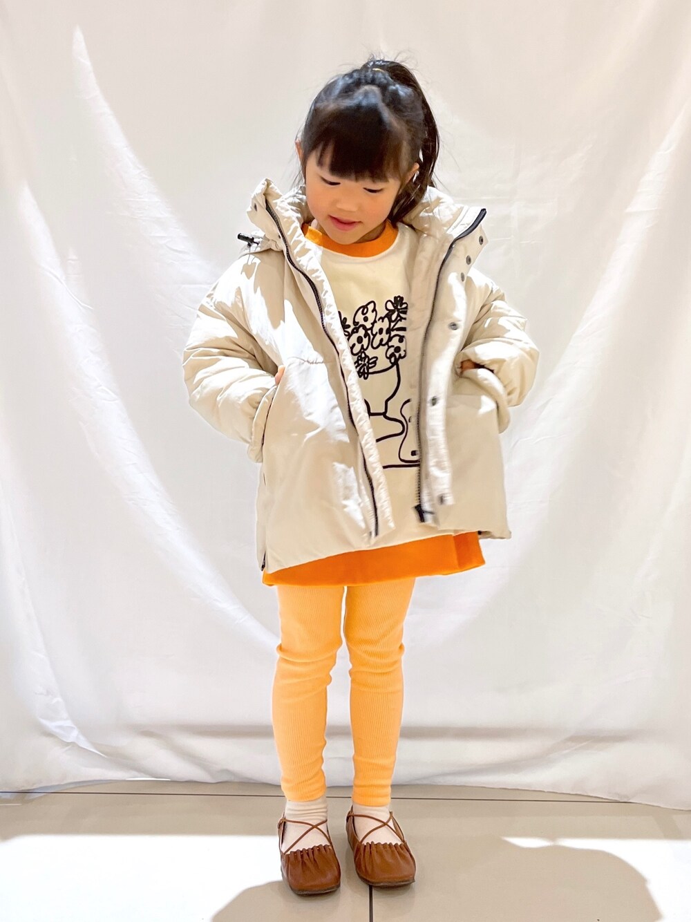 「ローリーズファーム(LOWRYS FARM)、ローリーズファーム公認インフルエンサー、ローリーズファーム、ローリーズファームキッズ、LOWRYS FARM KIDS、ブルゾン、キッズコーデ、キッズファッション」｜「LOWRYS FARMのエアサーマルフードブルゾン　349162（ダウンジャケット/コート、ホワイト系）」を使った、とりゅうさん（レディース・156cm）の秋コーディネートの1枚目の写真