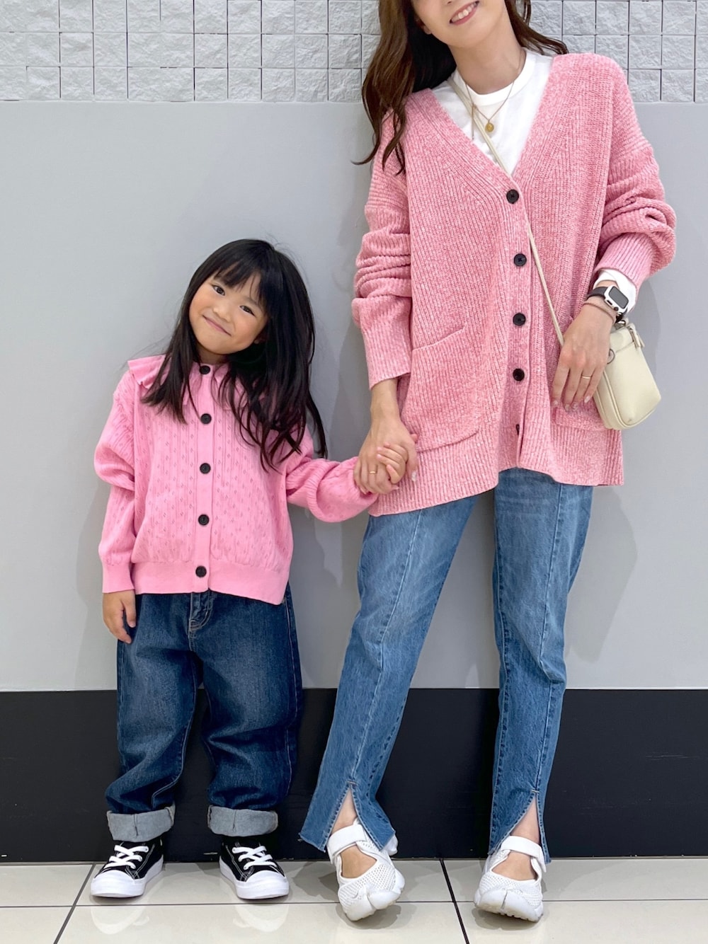 「ローリーズファーム公認インフルエンサー、ローリーズファーム(LOWRYS FARM)、ローリーズファーム、ローリーズファームキッズ、LOWRYS FARM、LOWRYS FARM KIDS、親子コーデ、リンクコーデ、ローリーズスタイル、カーディガンコーデ、デニムコーディネート」｜「LOWRYS FARMのエリツキアイレットカーディガン　347776（カーディガン/ボレロ、ピンク系）」を使った、とりゅうさん（レディース・156cm）の秋コーディネートの1枚目の写真