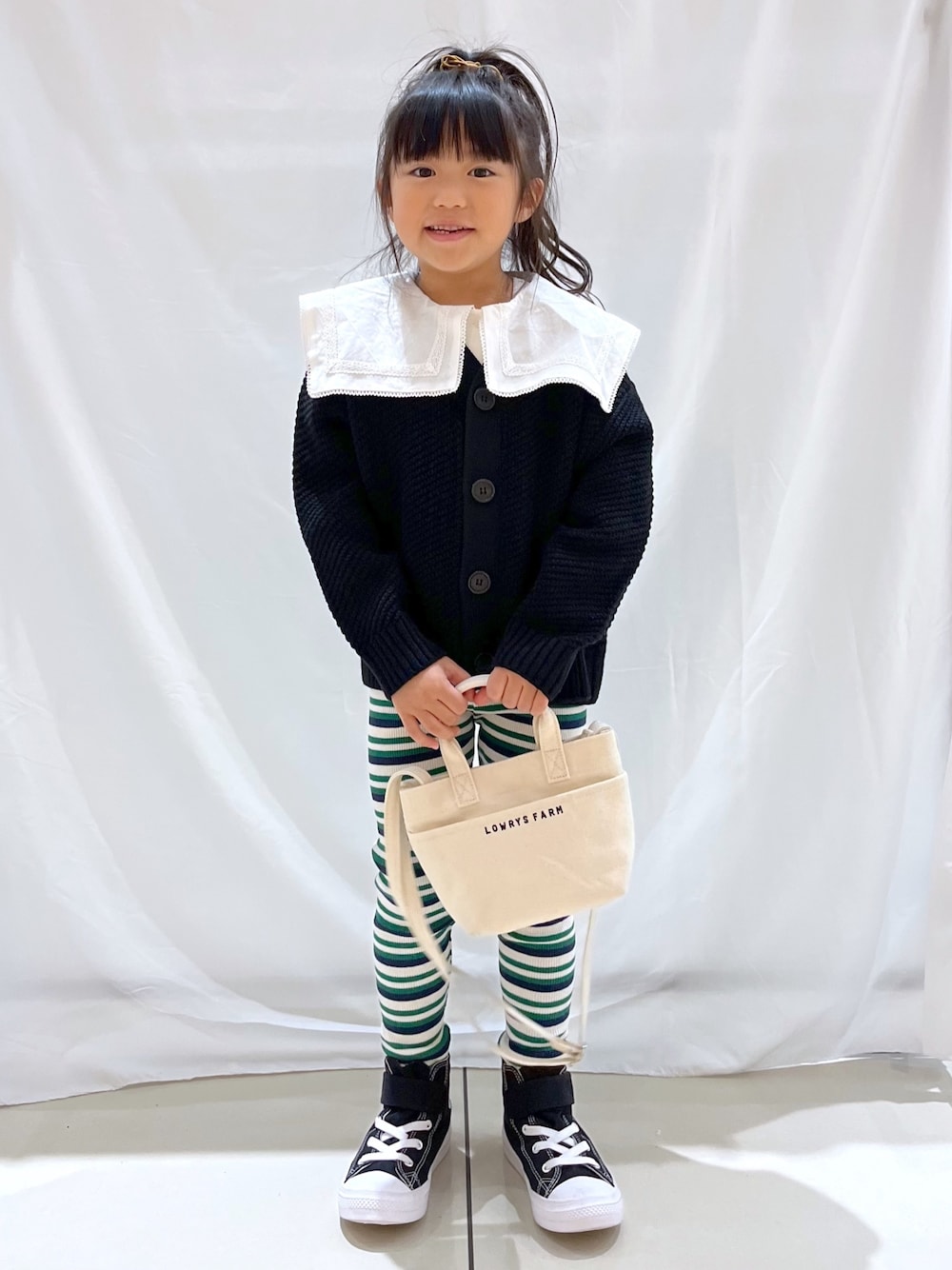 「ローリーズファーム(LOWRYS FARM)、ローリーズファーム公認インフルエンサー、ローリーズファームキッズ、ローリーズスタイル、LOWRYS FARM KIDS、キッズコーデ、キッズファッション、レギンス、ブラウス、カーディガン、秋コーデ、バッグ」｜「LOWRYS FARMのＶネックニットカーディガン　356969（カーディガン/ボレロ、ブラック系）」を使った、とりゅうさん（レディース・156cm）の秋コーディネートの1枚目の写真