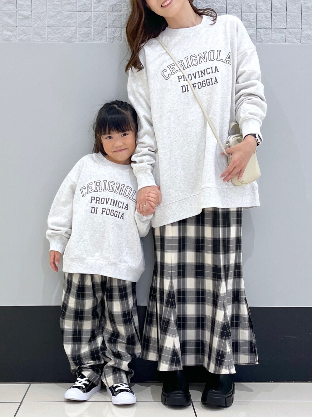 「ローリーズファーム公認インフルエンサー、ローリーズファーム(LOWRYS FARM)、ローリーズファーム、ローリーズファームキッズ、ローリーズスタイル、LOWRYS FARM、LOWRYS FARM KIDS、ママコーデ、キッズコーデ、30歳ママ、30代コーデ、親子コーデ、親子でおそろい、お揃いコーデ、おそろコーデ」｜「LOWRYS FARMのウラケロゴプルオーバー　295994（スウェット、グレー系）」を使った、とりゅうさん（レディース・156cm）の秋コーディネートの1枚目の写真