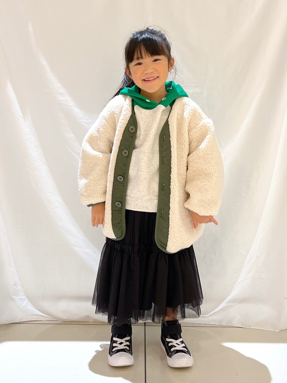 「ローリーズファーム公認インフルエンサー、ローリーズファーム(LOWRYS FARM)、ローリーズファームキッズ、ローリーズファーム、LOWRYS FARM、LOWRYS FARM KIDS、キッズコーデ、ローリーズスタイル、リバーシブルボアブルゾン、5歳女の子、キッズファッション」｜「CONVERSEのconverse コンバース 15-21CD AS LIGHT V-1 HI チャイルド オールスター ライト V-1 HI 37301601 BLACK（スニーカー、ブラック系）」を使った、とりゅうさん（レディース・156cm）の冬コーディネートの1枚目の写真
