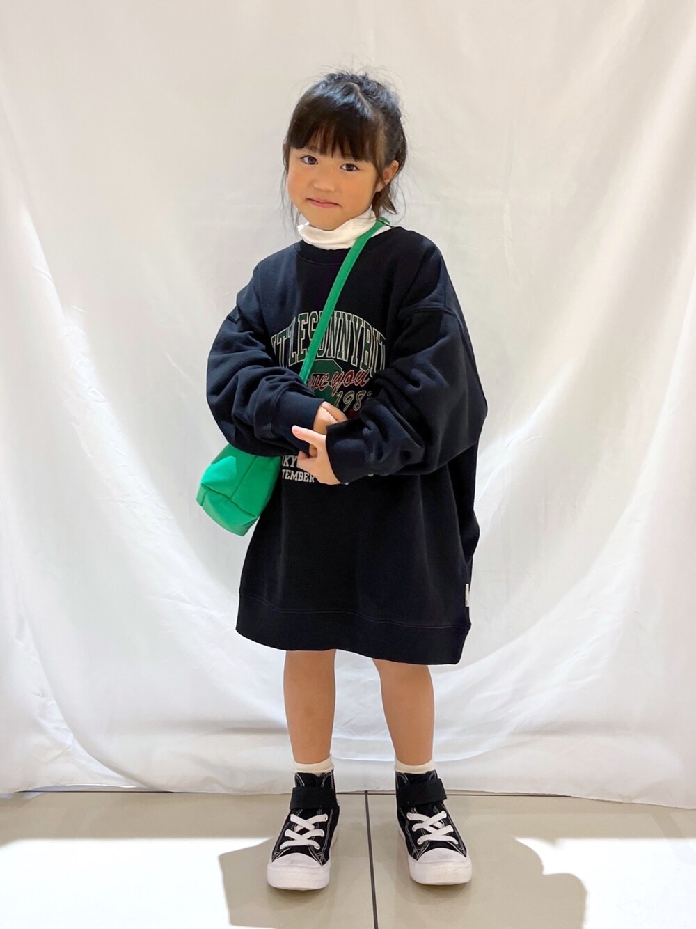 「ローリーズファーム公認インフルエンサー、ローリーズファーム(LOWRYS FARM)、ローリーズファーム、ローリーズファームキッズ、LOWRYS FARM、LOWRYS FARM KIDS、キッズコーデ、キッズファッション、リトルサニーバイト、little sunny bite、5歳女の子、ローリーズスタイル」｜「CONVERSEのconverse コンバース 15-21CD AS LIGHT V-1 HI チャイルド オールスター ライト V-1 HI 37301601 BLACK（スニーカー、ブラック系）」を使った、とりゅうさん（レディース・156cm）の冬コーディネートの1枚目の写真