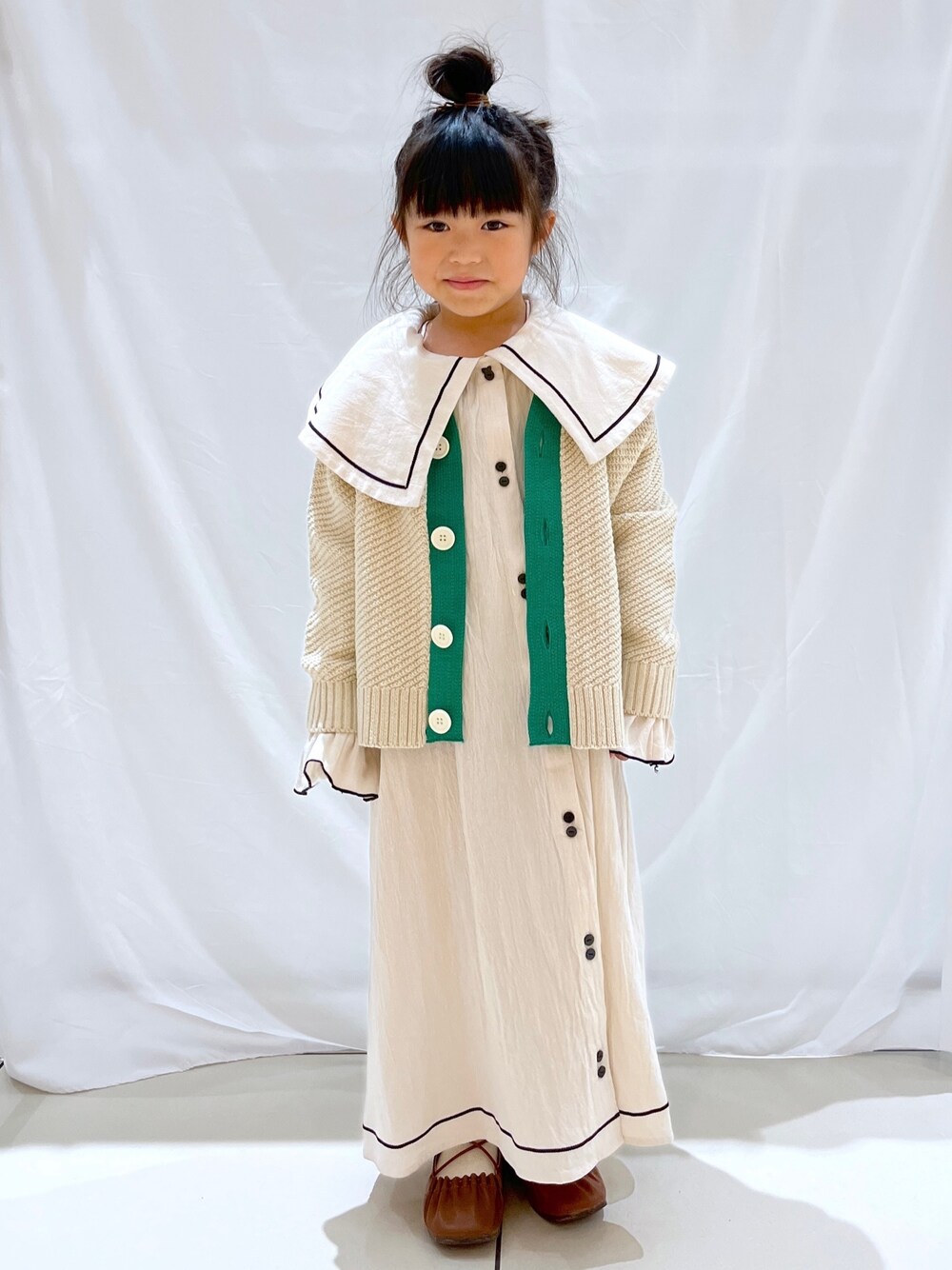 「ローリーズファーム公認インフルエンサー、ローリーズファーム(LOWRYS FARM)、ローリーズファームキッズ、ローリーズスタイル、LOWRYS FARM KIDS、キッズコーデ、キッズファッション、キッズ服、ワンピース、カーティガン」｜「LOWRYS FARMのＶネックニットカーディガン　356969（カーディガン/ボレロ、グリーン系）」を使った、とりゅうさん（レディース・156cm）の秋コーディネートの1枚目の写真