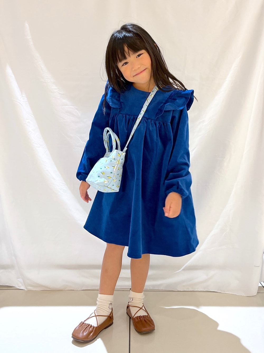 「ローリーズファーム(LOWRYS FARM)、ローリーズファーム公認インフルエンサー、ローリーズファームキッズ、ローリーズファーム、LOWRYS FARM、LOWRYS FARM KIDS、ローリーズスタイル、キッズコーデ、キッズファッション、ワンピースコーデ、ショルダーバッグ、リトルサニーバイト、5歳女の子」｜「LOWRYS FARMのコーデュロイミニワンピース　168359（ワンピース、ブルー系）」を使った、とりゅうさん（レディース・156cm）の冬コーディネートの1枚目の写真