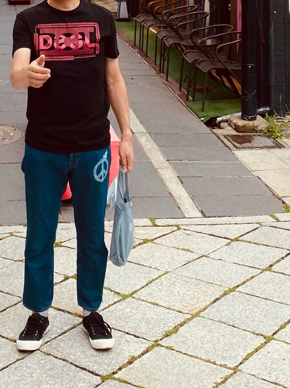 「DesigualのイニシャルレターTシャツ 黒 DAGOBERT（Tシャツ/カットソー、ブラック系）」を使った、kunikuni2000さん（メンズ・174cm）の夏コーディネートの1枚目の写真