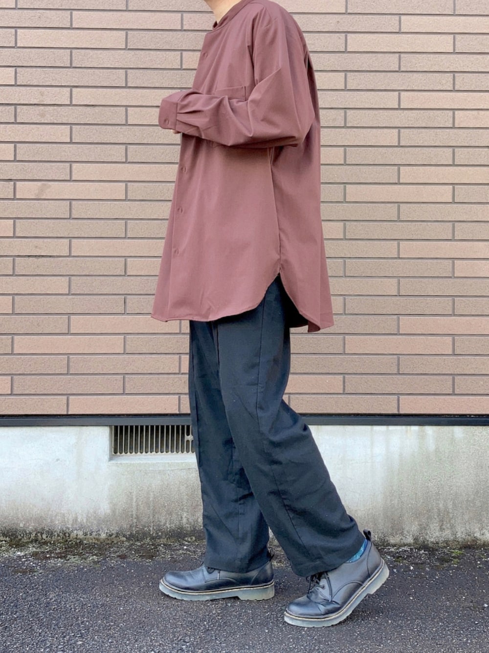 「厚底シューズ、秋服準備はじめました、秋のコーデ、シンプル、大人カジュアル、カジュアル、シャツスタイル、オーバーサイズ、ブラウン、ワイドパンツ、ブラック、今日のコーデ、GU、おしゃれさんと繋がりたい、いいね、save、フォローお願いします🤑」｜「GUのオーバーサイズスタンドカラーシャツ(長袖)（シャツ/ブラウス、ブラック系）」を使った、ＴＯＲＯＲＯさん（メンズ・173cm）の秋コーディネートの1枚目の写真