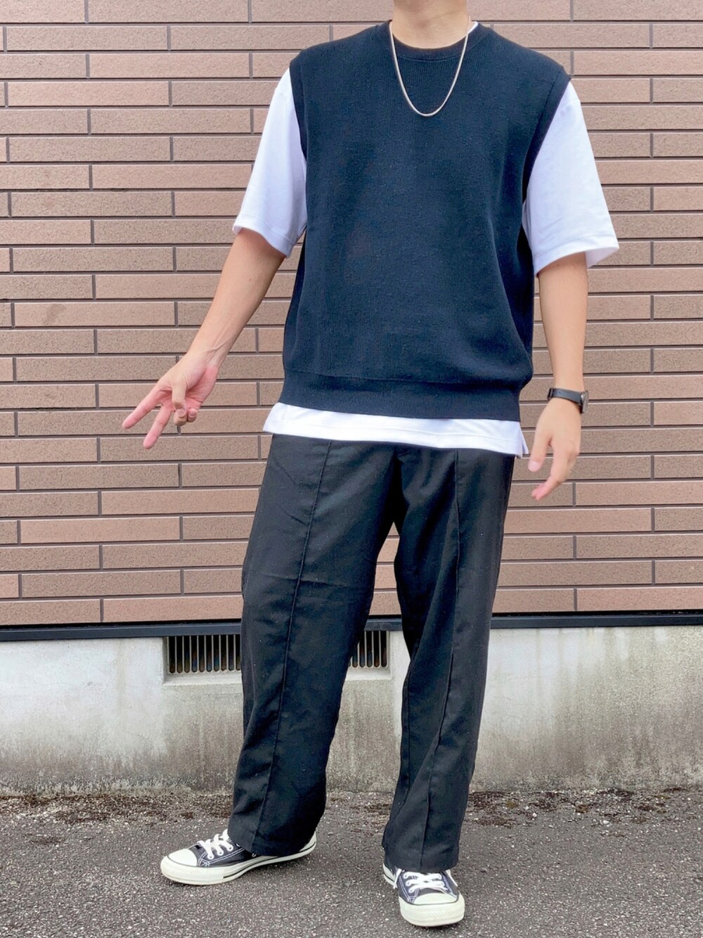 「スニーカー、コンバース、ブラック、UNIQLO、秋のコーデ、ベスト、モノトーン、GU、ワイドパンツ、シンプルコーデ、カジュアルコーデ、白Tシャツ、今日のコーデ、おしゃれさんと繋がりたい、ラブアンドピース2021」｜「UNIQLOのオーバーサイズクルーネックベスト（ニット/セーター、ブラック系）」を使った、ＴＯＲＯＲＯさん（メンズ・173cm）の秋コーディネートの1枚目の写真