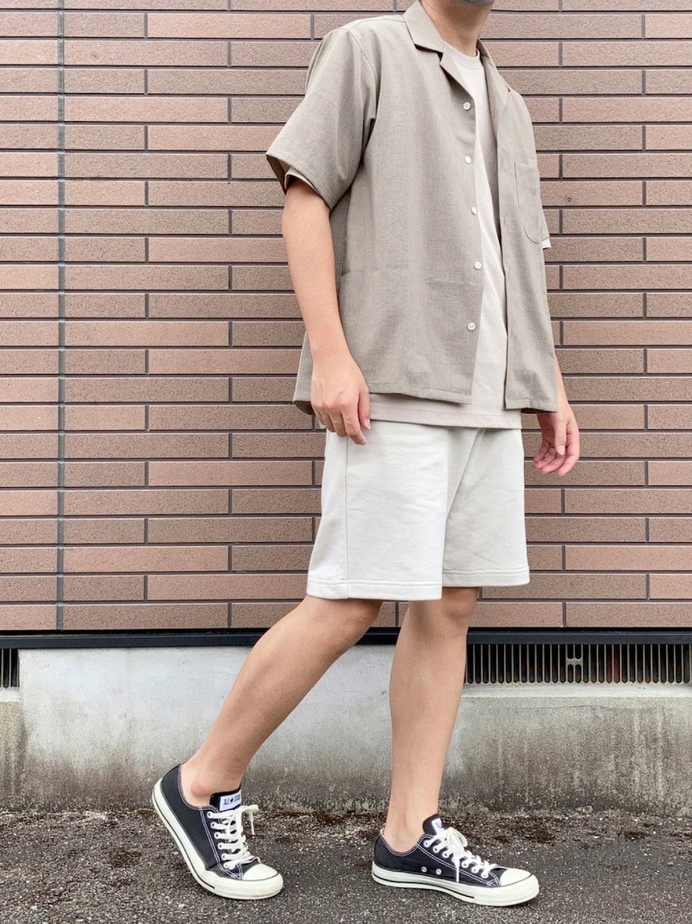 「コンバース、シンプル、ワントーンコーデ、夏、ベージュ、GU、休日スタイル、ハーフパンツ、プチプラ、きれいめカジュアル、今日のコーデ、オトナカジュアル、おしゃれさんと繋がりたい、いいね、save、フォローお願いします🤑、秋服準備はじめました」｜「ADAM ET ROPE'の《WEB限定》【RIRANCHA】オープンカラーシャツ＆イージーパンツ セットアップ / 吸水速乾 / 接触冷感 / 伸縮性 /イージーケア / 2点セット（セットアップ、ベージュ系）」を使った、ＴＯＲＯＲＯさん（メンズ・173cm）の秋コーディネートの1枚目の写真
