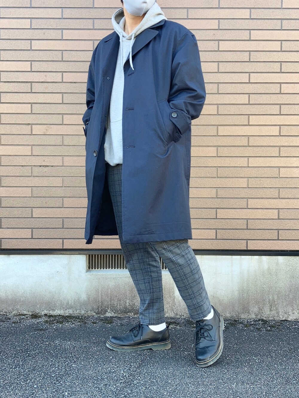 「チェック、ビッグシルエット、シンプル、グレー、パーカー、ネイビー、UNIQLO、秋のコーデ、冬コーデ、ロングコート、GU、革靴、きれいめカジュアル、プチプラコーデ、今日のコーデ」｜「GUのビックテーラードコート  色:ネイビー（ジャケット/アウター、ブルー系）」を使った、ＴＯＲＯＲＯさん（メンズ・173cm）の冬コーディネートの1枚目の写真