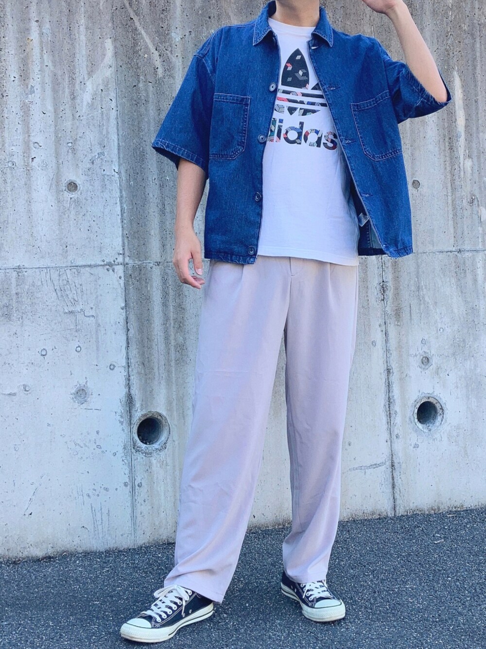 「夏だ！Tシャツ着よう！、ゆるコーデ、夏コーデ、オトナカジュアル、休日スタイル、スポーツミックス、ラフ、GU、ビッグシルエット、ホワイト、デニム、ワイドパンツ、スニーカー、おしゃれさんと繋がりたい、いいね、save、フォローお願いします🤑」｜「adidas OriginalsのPRISM TEE A（Tシャツ/カットソー、ホワイト系）」を使った、ＴＯＲＯＲＯさん（メンズ・173cm）の夏コーディネートの1枚目の写真