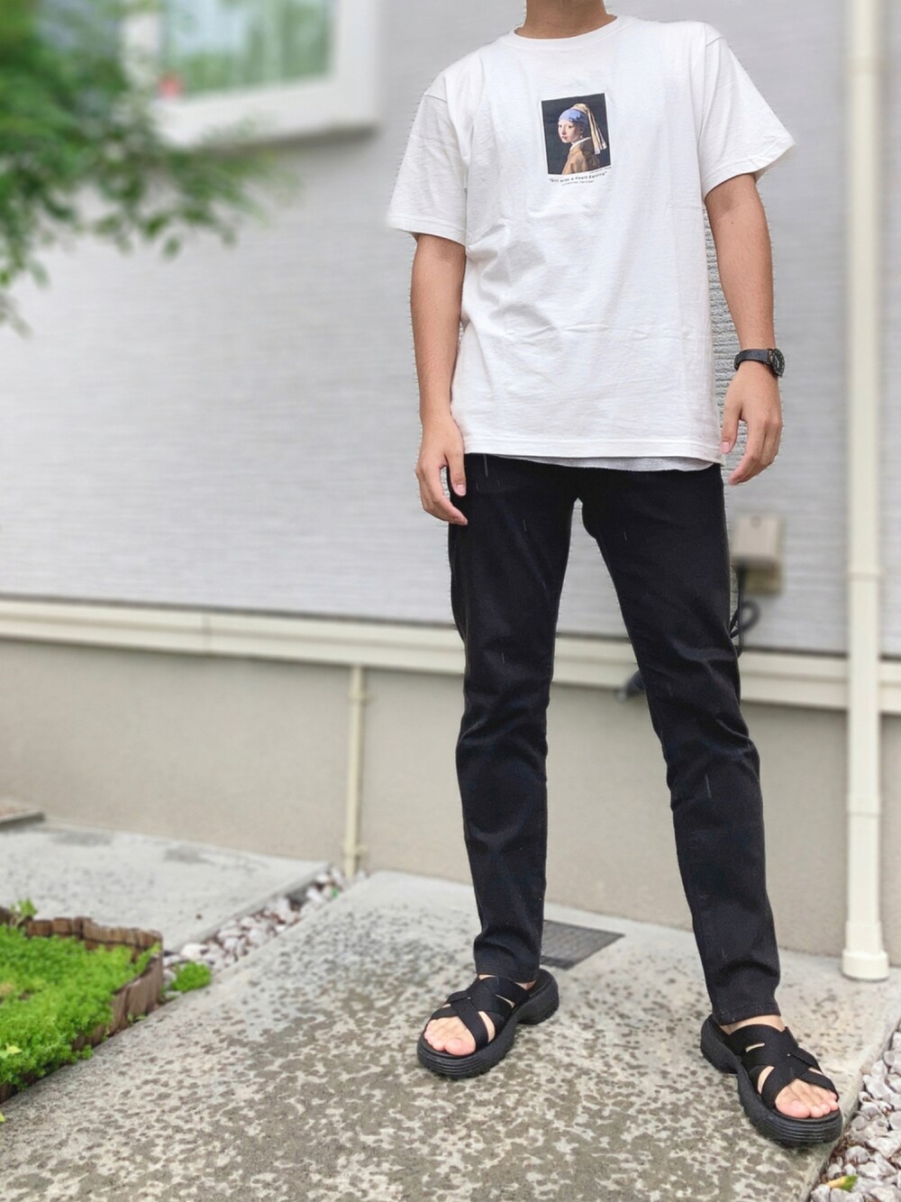 「モノトーン、シンプル、今日のコーデ、大人カジュアル、ラフ、夏コーデ、レイヤードスタイル、プチプラコーデ、ホワイト、Tシャツ、ブラック、UNIQLO、サンダル、お洒落さんとつながりたい、いいね、save、フォローお願いします🤑」｜「UNIQLOのウルトラストレッチスキニーフィットジーンズ（デニムパンツ、ブラック系）」を使った、ＴＯＲＯＲＯさん（メンズ・173cm）の夏コーディネートの1枚目の写真