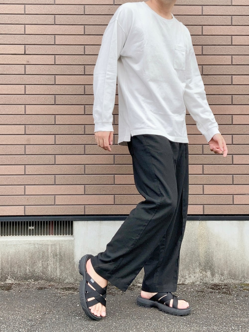 「ビッグシルエット、ブラック、ホワイト、ちょっとそこまで、モノトーン、ロンT、GU、ワイドパンツ、サンダル、大人コーデ、リラックススタイル、シンプルコーデ、ゆったりコーデ、おしゃれさんと繋がりたい、いいね、save、フォローお願いします🤑」｜「GUのポンチビックT(長袖)（トップス、ホワイト系）」を使った、ＴＯＲＯＲＯさん（メンズ・173cm）の秋コーディネートの1枚目の写真