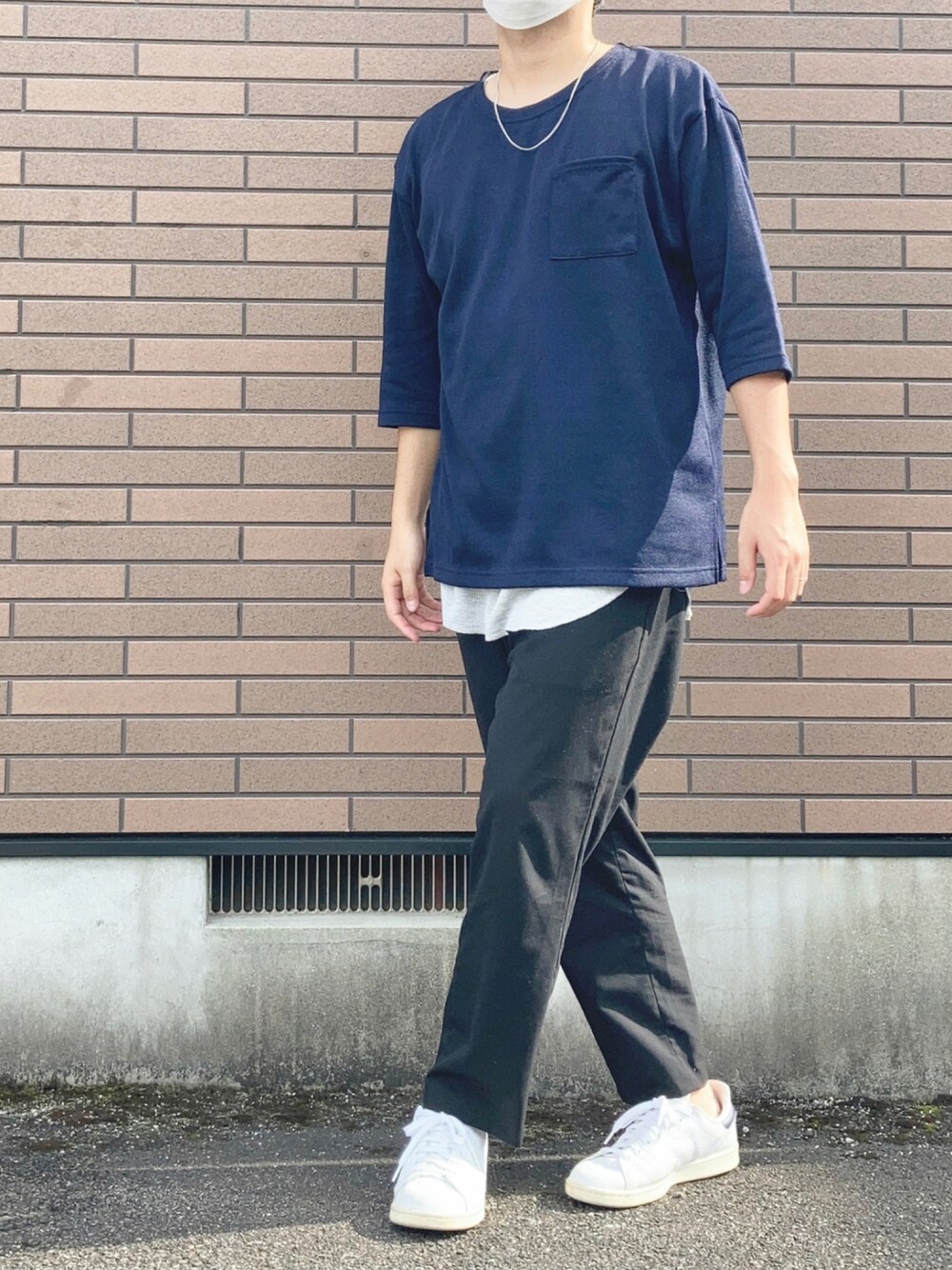 「秋トレンド2021、スニーカー、ブラック、Tシャツ、ネイビー、レイヤードスタイル、大人カジュアル、GU、ootd、シンプルコーデ、メッシュ、カジュアルコーデ、秋コーデ、おしゃれさんと繋がりたい、いいね、save、フォローお願いします🤑」｜「GUのスリムテーパードアンクルジーンズ（パンツ、ブラック系）」を使った、ＴＯＲＯＲＯさん（メンズ・173cm）の秋コーディネートの1枚目の写真