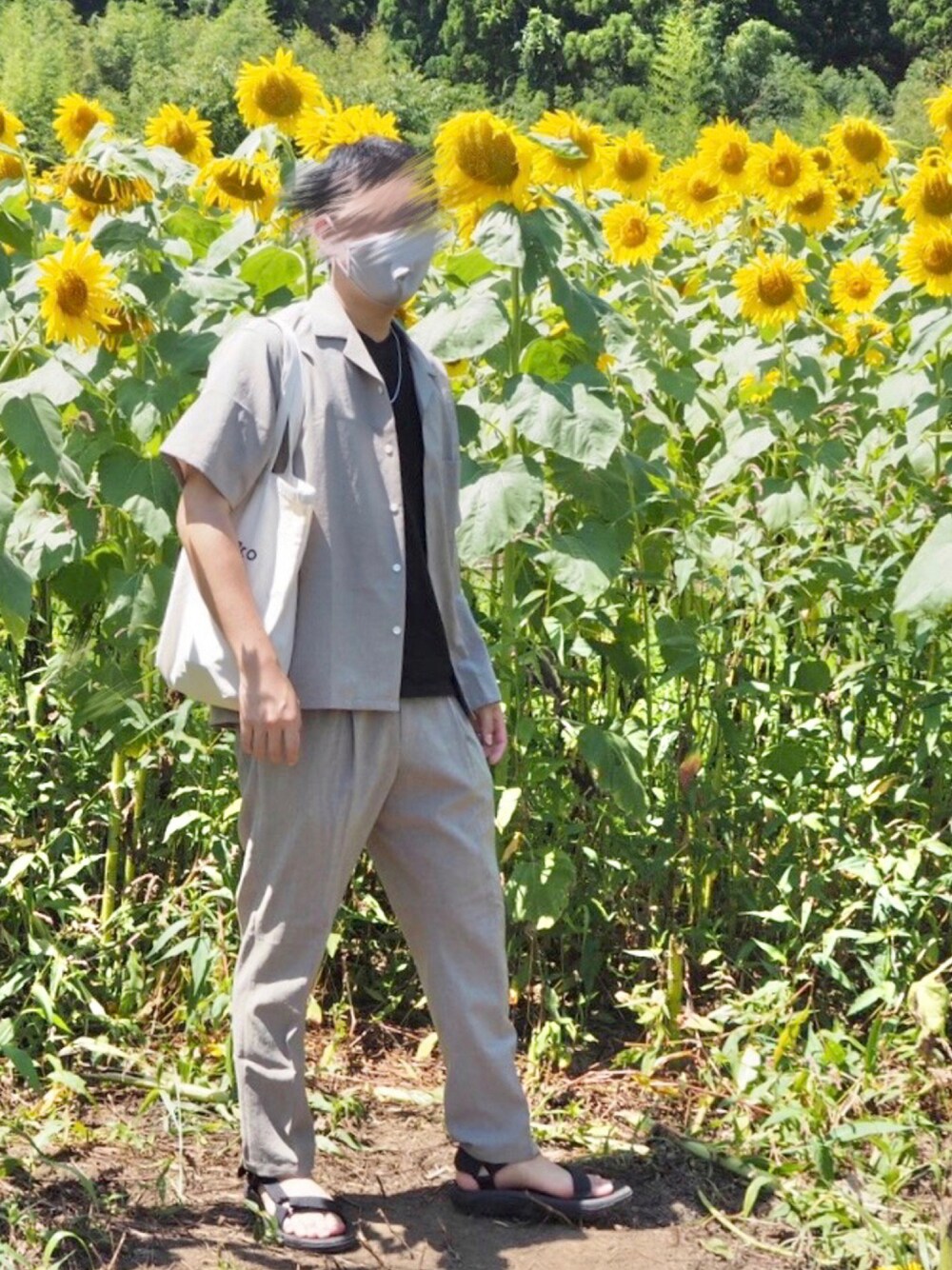 「きれいめカジュアル、夏コーデ、大人カジュアル、今日のコーデ、リラックススタイル、休日スタイル、シンプルコーデ、セットアップ、ベージュ、シャツスタイル、ブラック、ひまわり畑、サンダル、おしゃれさんと繋がりたい、いいね、save、フォローお願いします🤑」｜「ADAM ET ROPE'の《WEB限定》【RIRANCHA】オープンカラーシャツ＆イージーパンツ セットアップ / 吸水速乾 / 接触冷感 / 伸縮性 /イージーケア / 2点セット（セットアップ、ベージュ系）」を使った、ＴＯＲＯＲＯさん（メンズ・173cm）の夏コーディネートの1枚目の写真