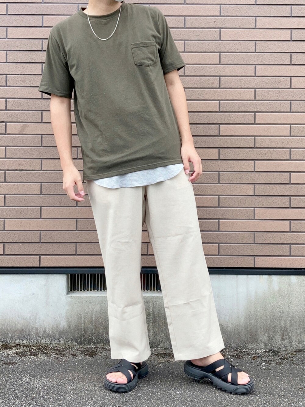 「カジュアル、シンプル、夏、ベージュ、Tシャツ、レイヤードスタイル、カーキ、ワイドパンツ、サンダル、リネン、リラックススタイル、今日のコーデ、お洒落さんとつながりたい、いいね、save、フォローお願いします🤑、秋服準備はじめました」｜「RAGEBLUEのアイテム（Tシャツ/カットソー、グリーン系）」を使った、ＴＯＲＯＲＯさん（メンズ・173cm）の秋コーディネートの1枚目の写真