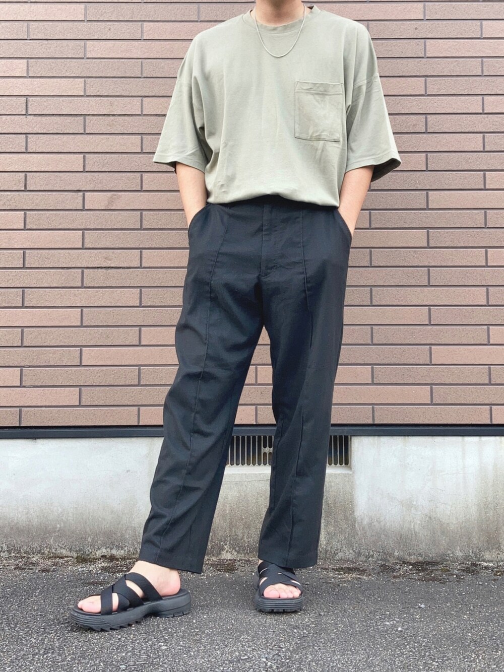 「ブラック、グリーン、秋のコーデ、スラックス、ちょっとそこまで、オーバーサイズ、GU、サンダル、リラックススタイル、RAGEBLUE、シンプルコーデ、秋、今日のコーデ、おしゃれさんと繋がりたい、いいね、save、フォローお願いします🤑」｜「RAGEBLUEのチェーンネックレス/940097（ネックレス、シルバー系）」を使った、ＴＯＲＯＲＯさん（メンズ・173cm）の秋コーディネートの1枚目の写真