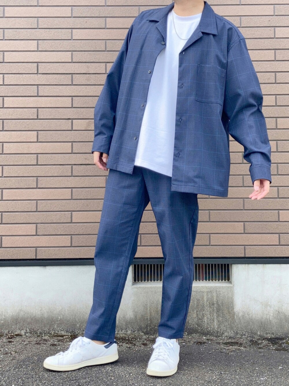 「秋トレンド2021、セットアップ、シンプル、ホワイト、Tシャツ、ネイビー、オーバーサイズ、休日スタイル、ビックシルエット、きれいめカジュアル、リラックススタイル、今日のコーデ、お洒落さんとつながりたい、いいね、save、フォローお願いします🤑、秋服準備はじめました」｜「GUのオープンカラーシャツ(長袖)(グレンチェック)（トップス、ブルー系）」を使った、ＴＯＲＯＲＯさん（メンズ・173cm）の秋コーディネートの1枚目の写真