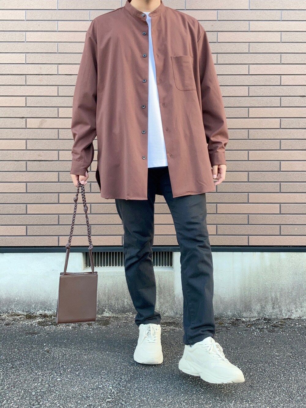 「シンプル、ブラック、UNIQLO、秋のコーデ、ZARA、スニーカーコーデ、GU、ブラウン、デニムパンツ、プチプラ、大人コーデ、シャツスタイル、白Tシャツ、今日のコーデ、秋冬コーデ」｜「GUのオーバーサイズスタンドカラーシャツ(長袖)（シャツ/ブラウス、ブラック系）」を使った、ＴＯＲＯＲＯさん（メンズ・173cm）の秋コーディネートの1枚目の写真