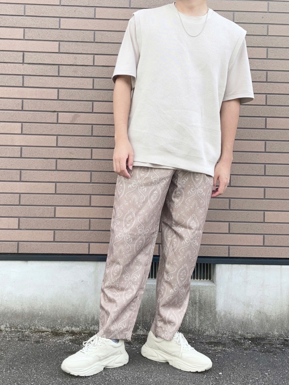 「ベージュ、UNIQLO、スラックス、ZARA、レイヤードスタイル、大人カジュアル、GU、ニットベスト、ペイズリー、ビックシルエット、シンプルコーデ、プチプラコーデ、お洒落さんとつながりたい、いいね、save、フォローお願いします🤑、だから秋服が好き」｜「UNIQLOのオーバーサイズクルーネックベスト（ニット/セーター、ベージュ系）」を使った、ＴＯＲＯＲＯさん（メンズ・173cm）の秋コーディネートの1枚目の写真