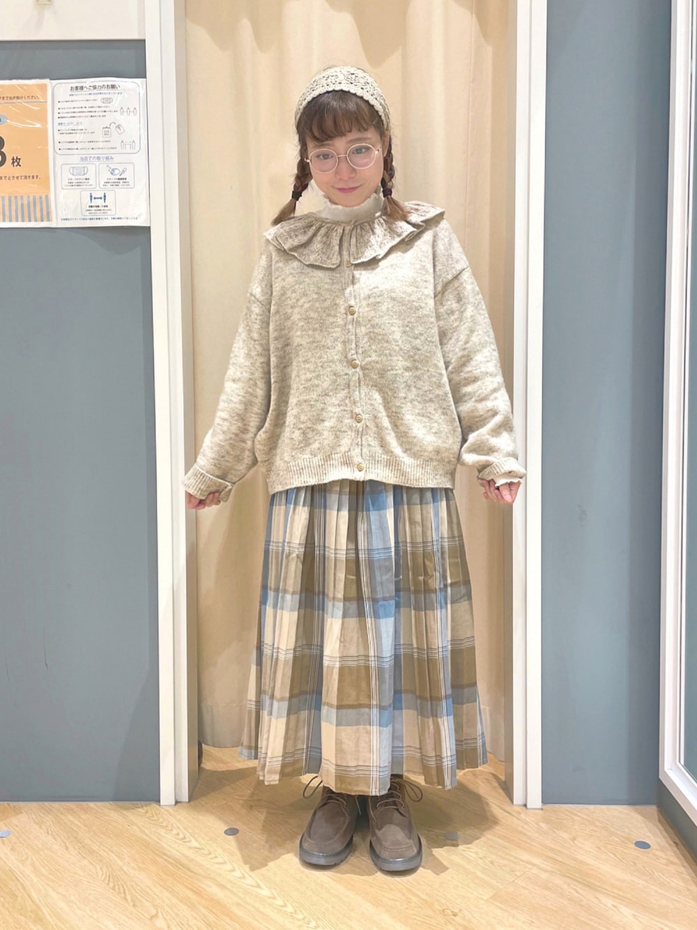 「チェック、ニット、ヘアバンド、秋のコーデ、モノトーン、SM2、ガーリー、サマンサ モスモス(Samansa Mos2)、かぎ針編みニット、秋冬コーデ、サマンサモスモス」｜「Samansa Mos2のフリル衿ニット（ニット/セーター、ホワイト系）」を使った、堀川さんさん（レディース・146cm）の秋コーディネートの1枚目の写真