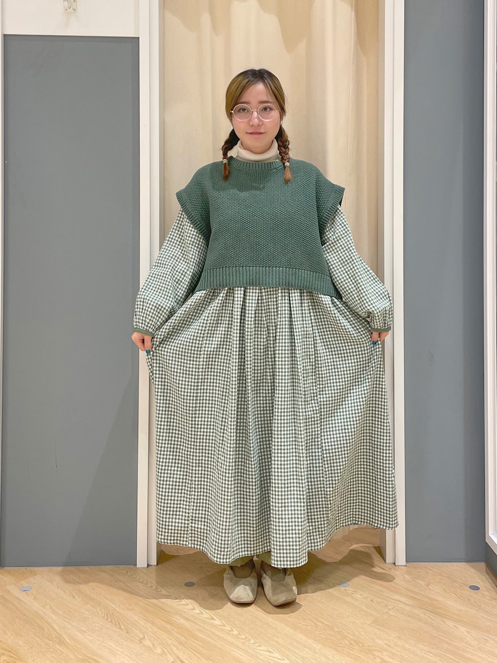 「春コーデ、ワンピース、ガーリー、グリーン、グリーンコーデ、低身長、低身長コーデ、タートルネック、SM2、サマンサ モスモス(Samansa Mos2)、サマンサモスモス、春、春カラー、ニットベスト」｜「Samansa Mos2の前後着パイピングワンピース（ワンピース、グリーン系）」を使った、堀川さんさん（レディース・146cm）の冬コーディネートの1枚目の写真
