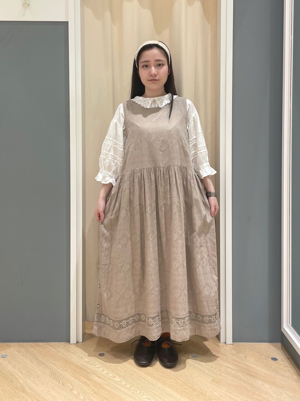 「ガーリー、かわいい、SM2、Samansa Mos2、サマンサ モスモス(Samansa Mos2)、サマンサモスモス、低身長、低身長コーデ、はるコーデ、休日スタイル、お出かけコーデ、ワンピース、ヘアバンド、女の子コーデ、ガーリーコーデ」｜「Samansa Mos2の前後着ジャカードノースリワンピース（ワンピース、ベージュ系）」を使った、堀川さんさん（レディース・146cm）の春コーディネートの1枚目の写真