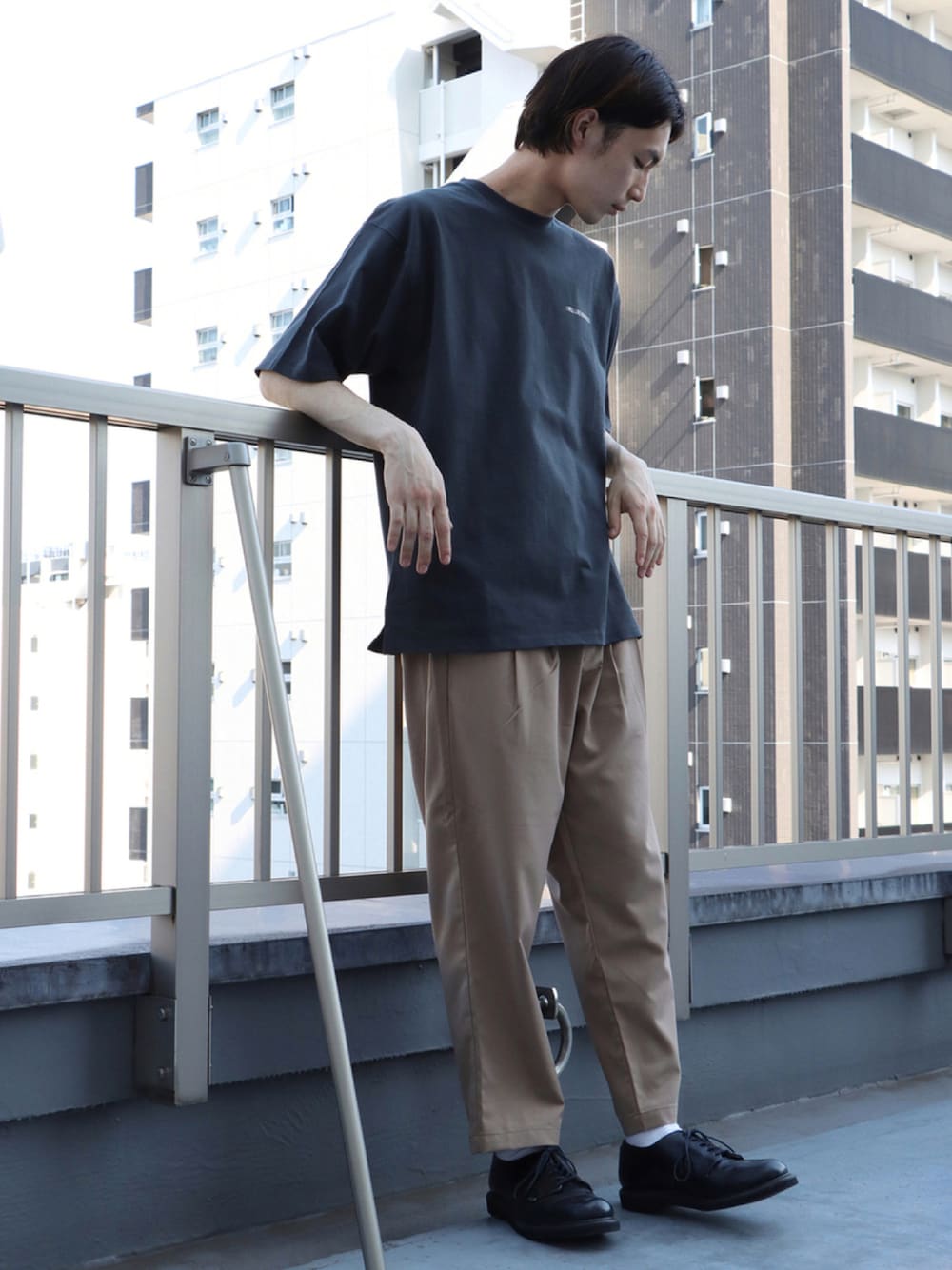 グレー系のTシャツ/カットソー、ベージュ系のその他パンツを着用したメンズの夏コーディネートの1枚目の写真