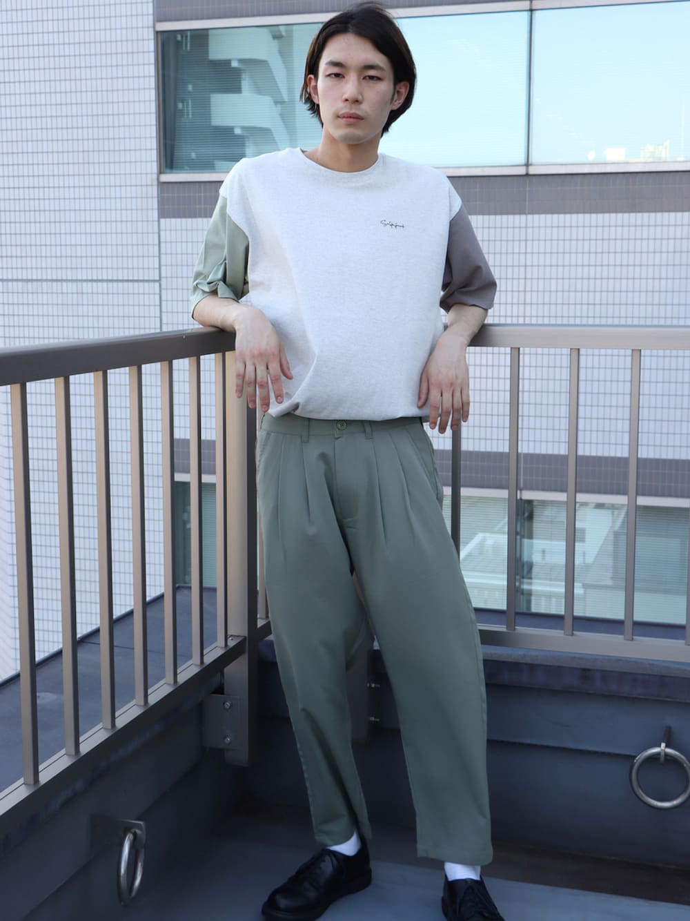その他のTシャツ/カットソー、グリーン系のその他パンツを着用したメンズの夏コーディネートの1枚目の写真