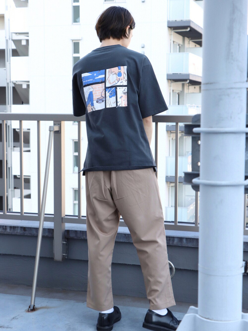 グレー系のTシャツ/カットソー、ベージュ系のその他パンツを着用したメンズの夏コーディネートの1枚目の写真