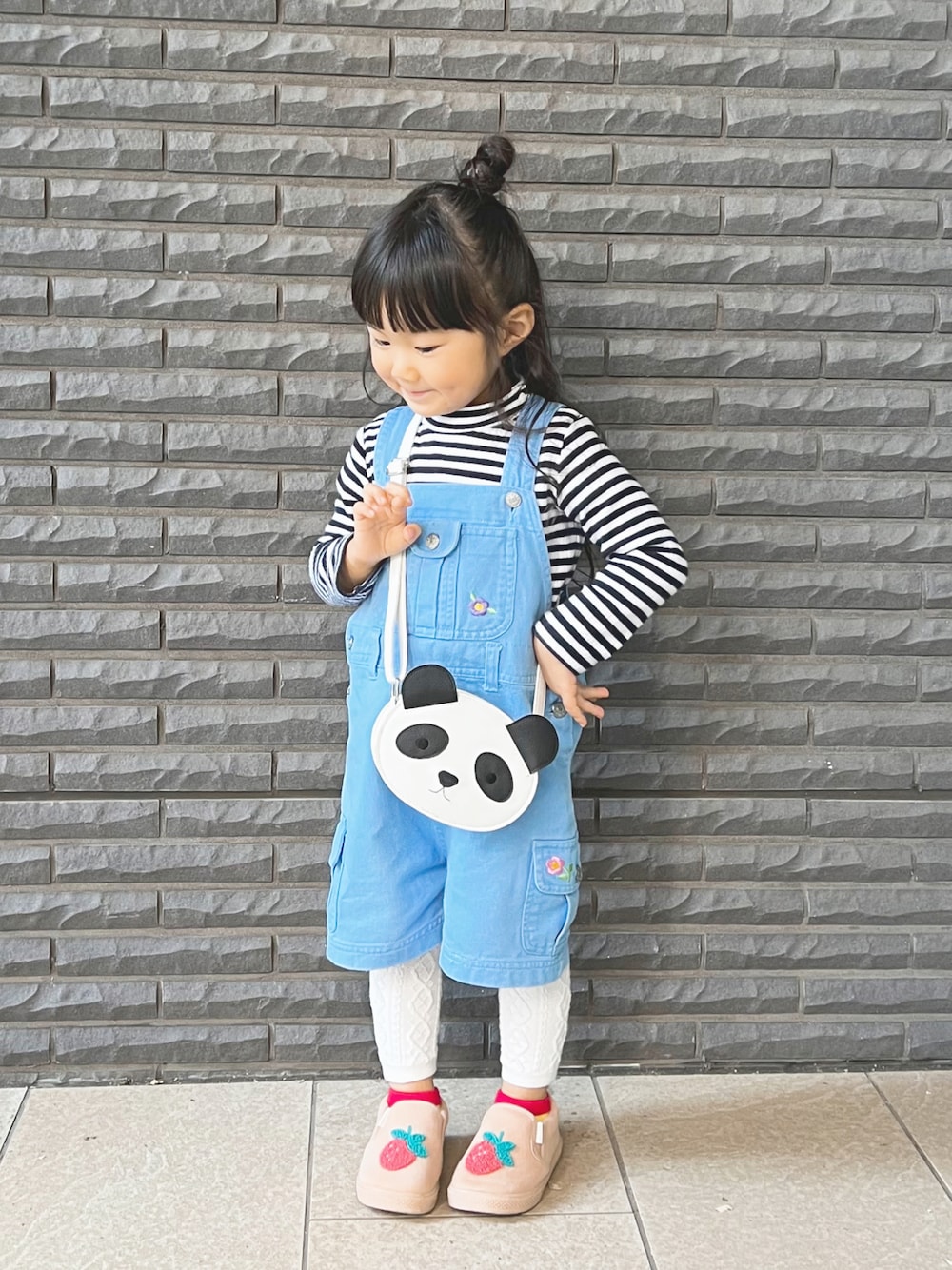 「キッズファッション、プチプラ、休日スタイル、女の子コーデ、ボーダー、サロペット、スリッポン、パンダ、古着」｜「Birthdayのアイテム（スリッポン、オレンジ系）」を使った、chiiさん（キッズ・90cm）の秋コーディネートの1枚目の写真