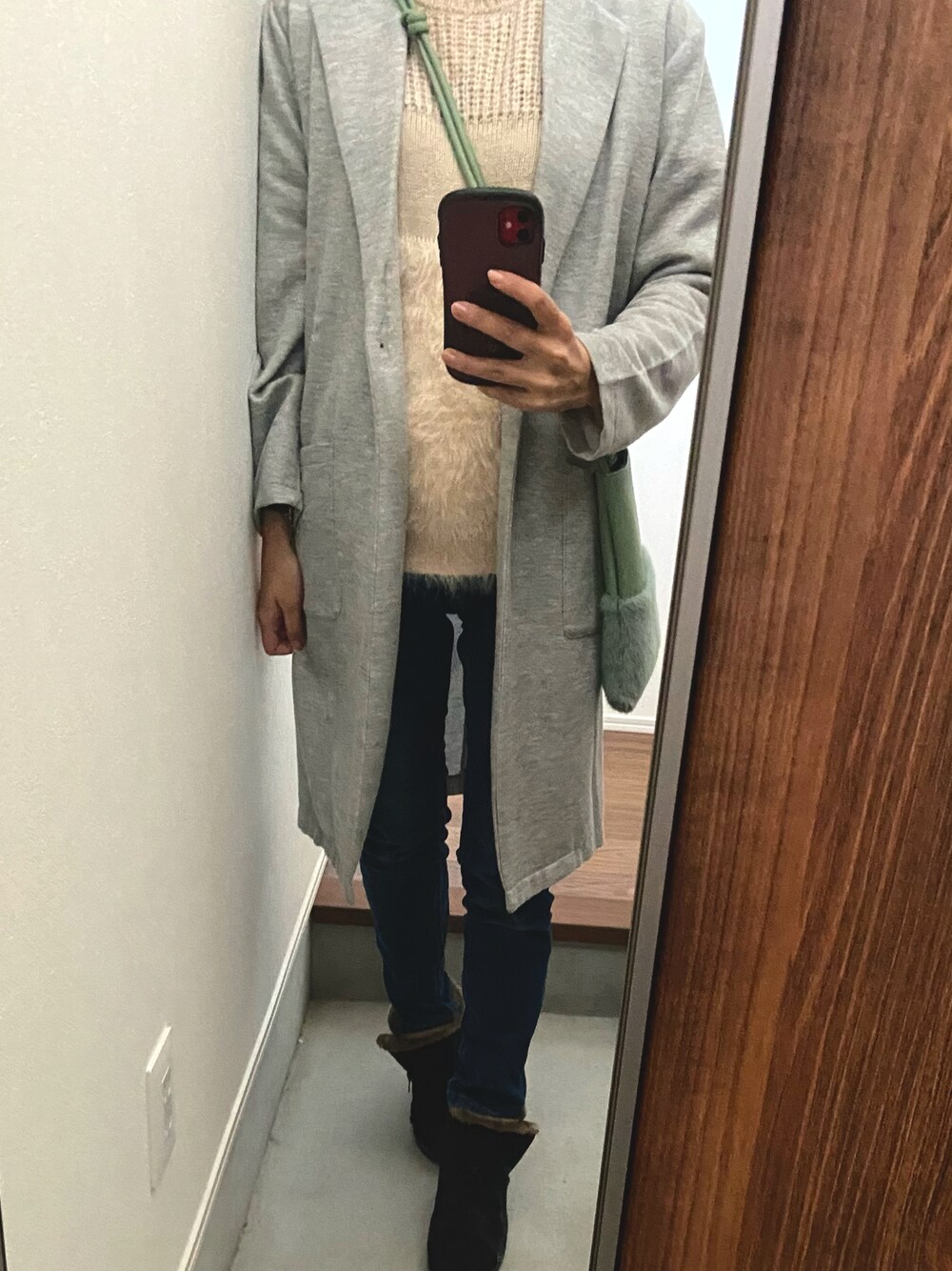 「秋のコーデ、休日スタイル、妊婦、低身長コーデ、妊娠4ヶ月、ジャケット、ショートブーツ、デニムパンツ、ニット、もこもこ」｜「Re:EDITのあったか裏ベロアフリーススキニーデニムボトムス（デニムパンツ、ブルー系）」を使った、miho678さん（レディース・153cm）の秋コーディネートの1枚目の写真