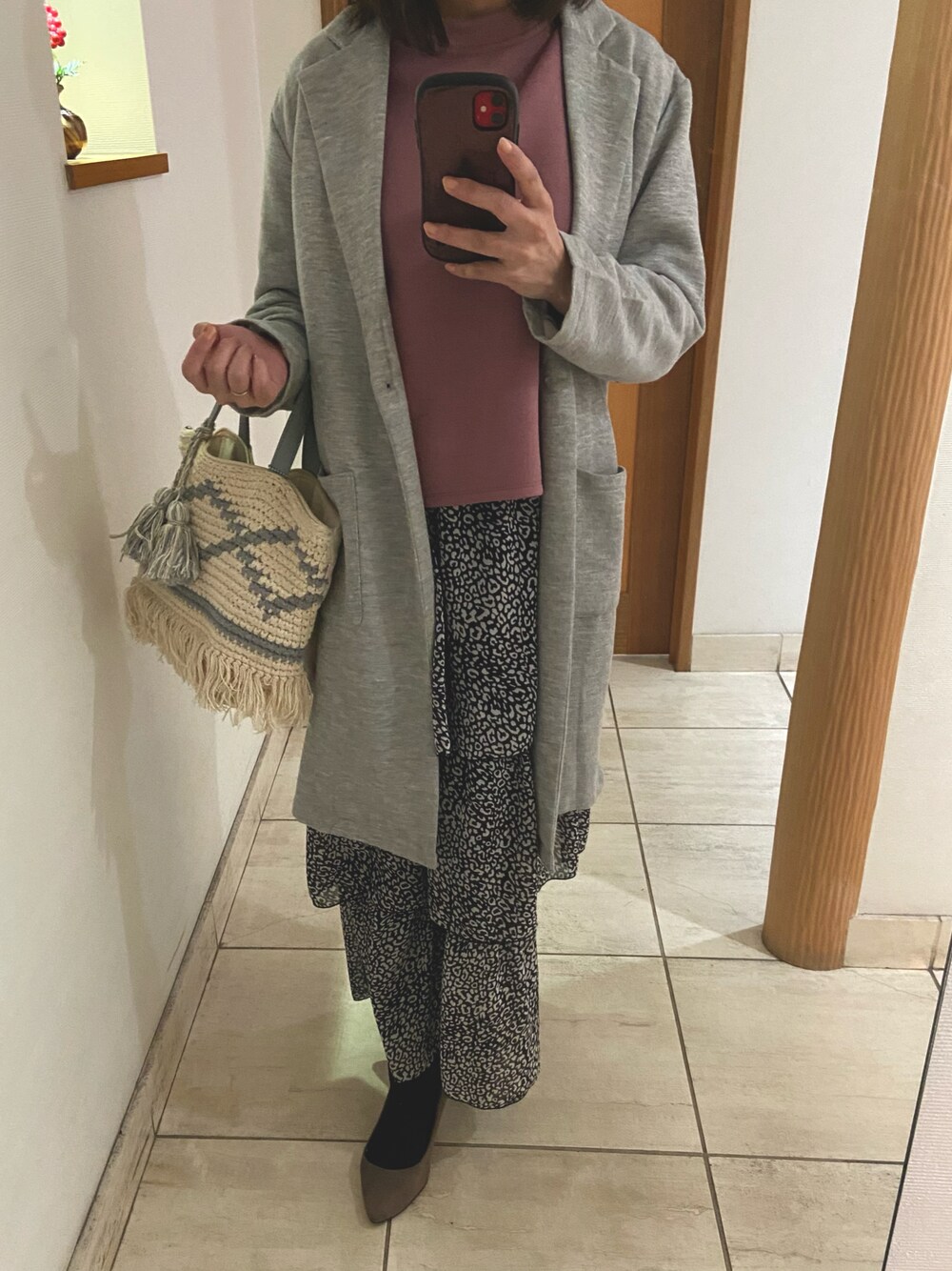 「カジュアルコーデ、トレーナー、ハンドバッグ、ロングスカート、スカート、パンプス、タイツ、妊娠6ヶ月、妊婦、マタニティ」｜「しまむらのアイテム（トートバッグ、ホワイト系）」を使った、miho678さん（レディース・153cm）の冬コーディネートの1枚目の写真