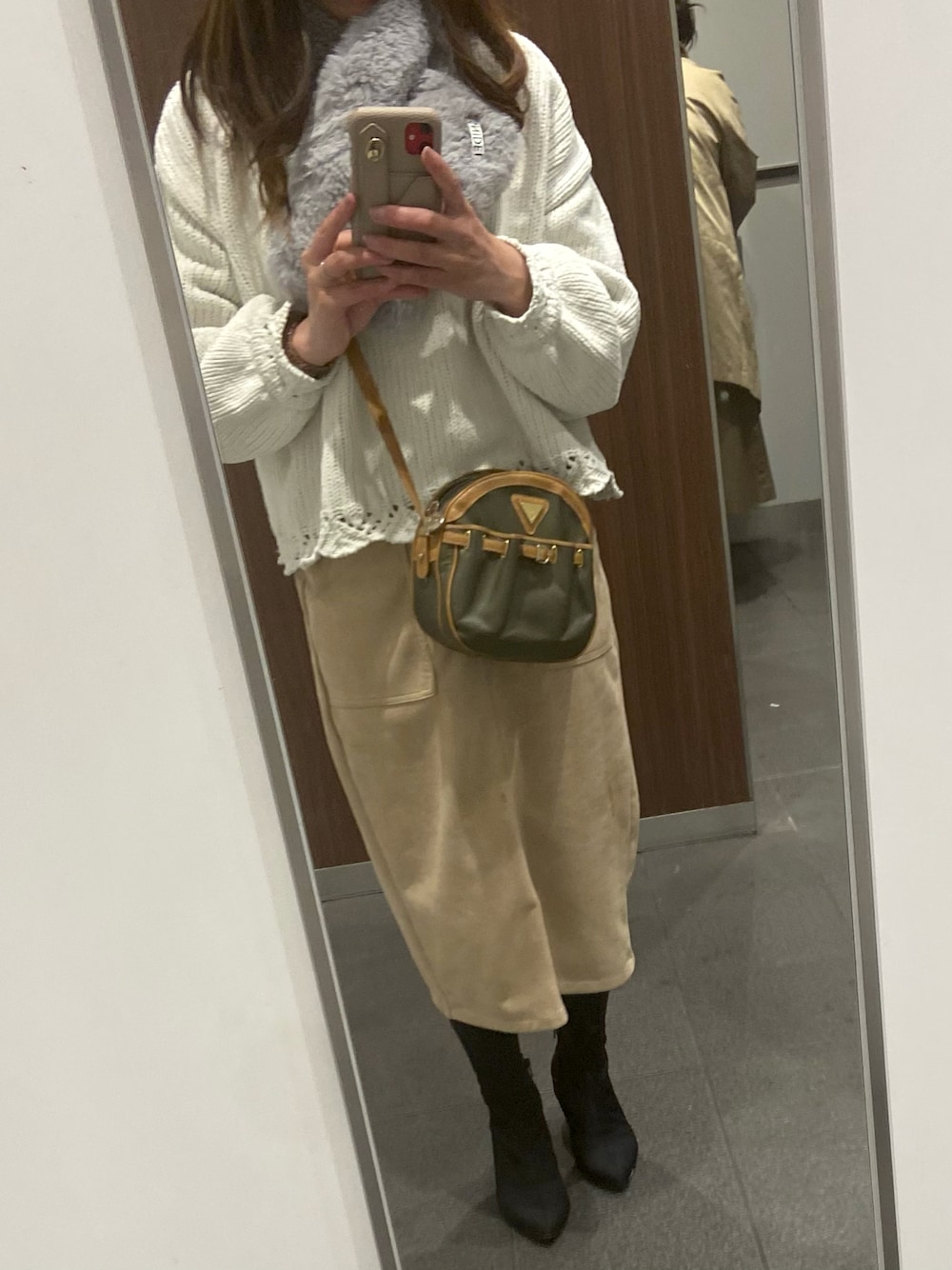 「女子会、飲み会コーデ、マフラー、春コーデ、冬コーデ、タイツ、ショートブーツ、ベロアスカート、ニット、ラクチンコーデ」｜「SHEINのアイテム（その他小物、ベージュ系）」を使った、miho678さん（レディース・153cm）の春コーディネートの1枚目の写真