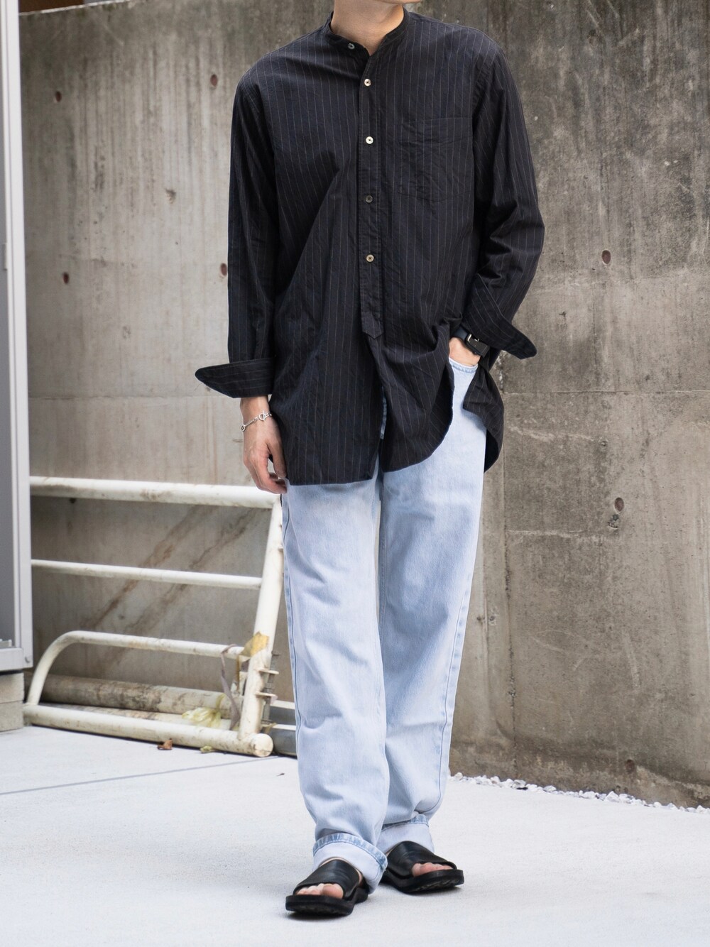 ブルー系のデニムパンツを着用したメンズの夏コーディネートの1枚目の写真