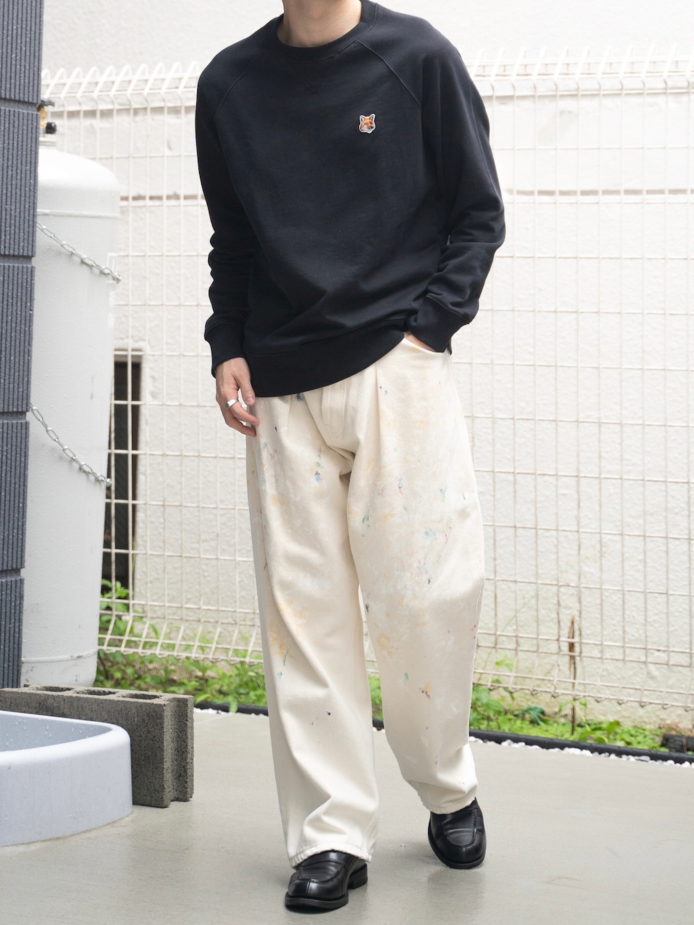 ホワイト系のデニムパンツを着用したメンズの秋コーディネートの1枚目の写真