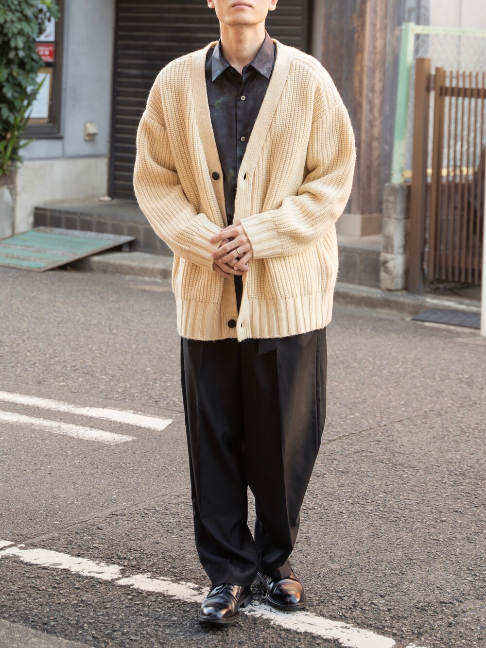 「カーディガン」｜「UP STARTのASSORT PATTERN SHIRTS/アソート総柄シャツ / COSMIC/GRADATION ZEEBRA/GEOMETRIC SHIRTS（シャツ/ブラウス、ブルー系）」を使った、ponさん（メンズ・168cm）の冬コーディネートの1枚目の写真