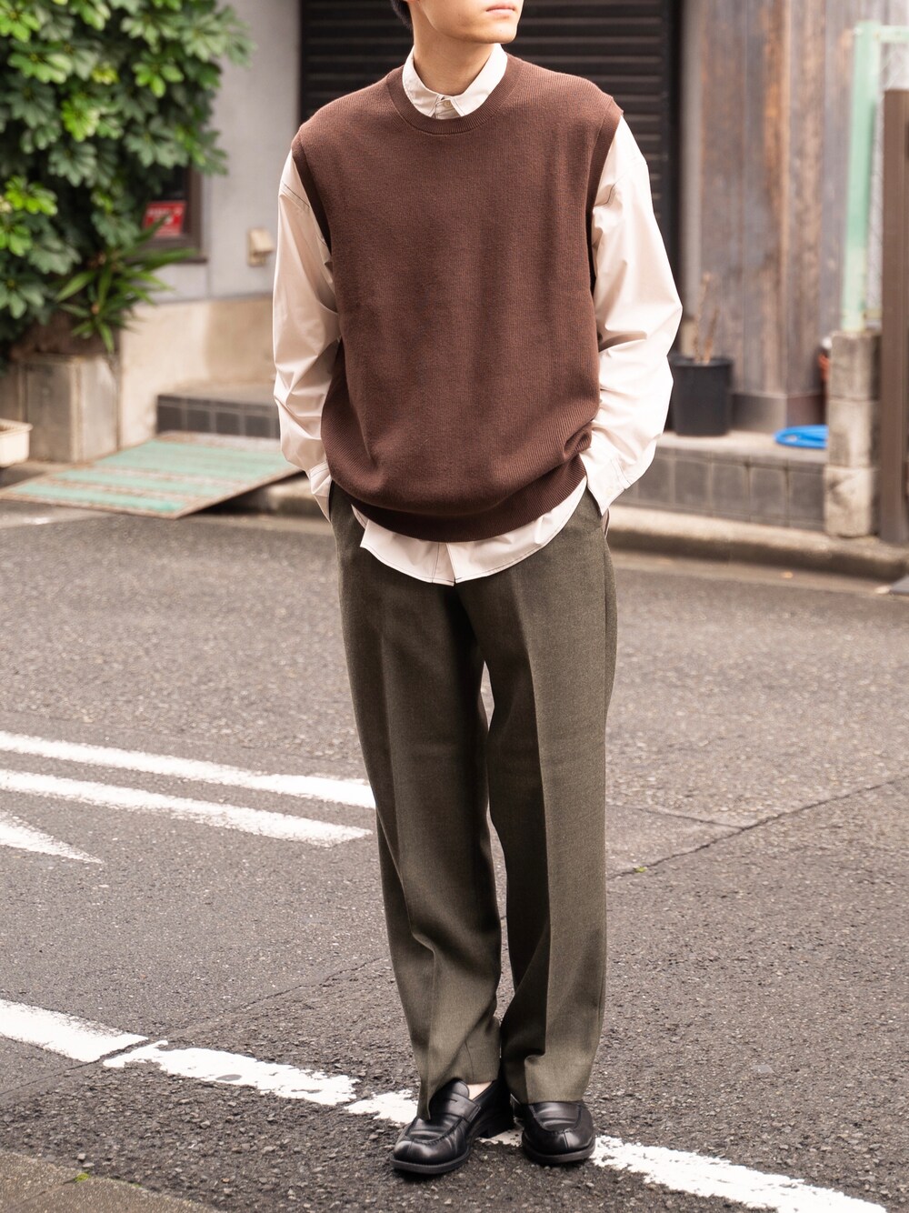 「ニットベスト」｜「SLICKのT/Rタイプライタードロップショルダーステッチワークシャツ（シャツ/ブラウス、ホワイト系）」を使った、ponさん（メンズ・168cm）の秋コーディネートの1枚目の写真