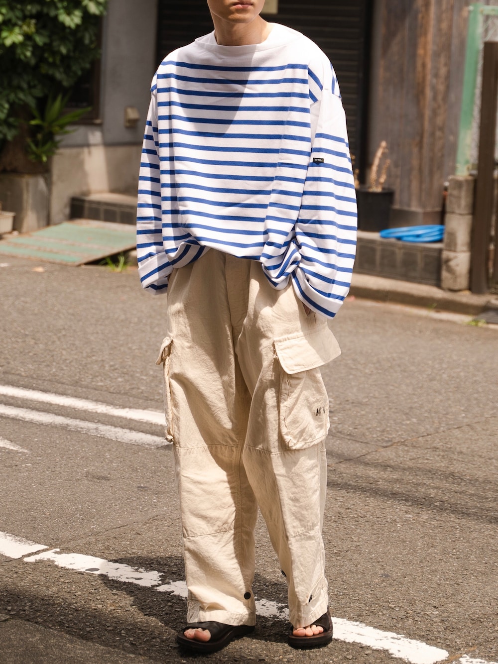 「夏、バスクシャツ、カーゴパンツ、M-47、m47、フレンチカジュアル」｜「OUTILのアイテム（Tシャツ/カットソー、ブルー系）」を使った、ponさん（メンズ・168cm）の夏コーディネートの1枚目の写真