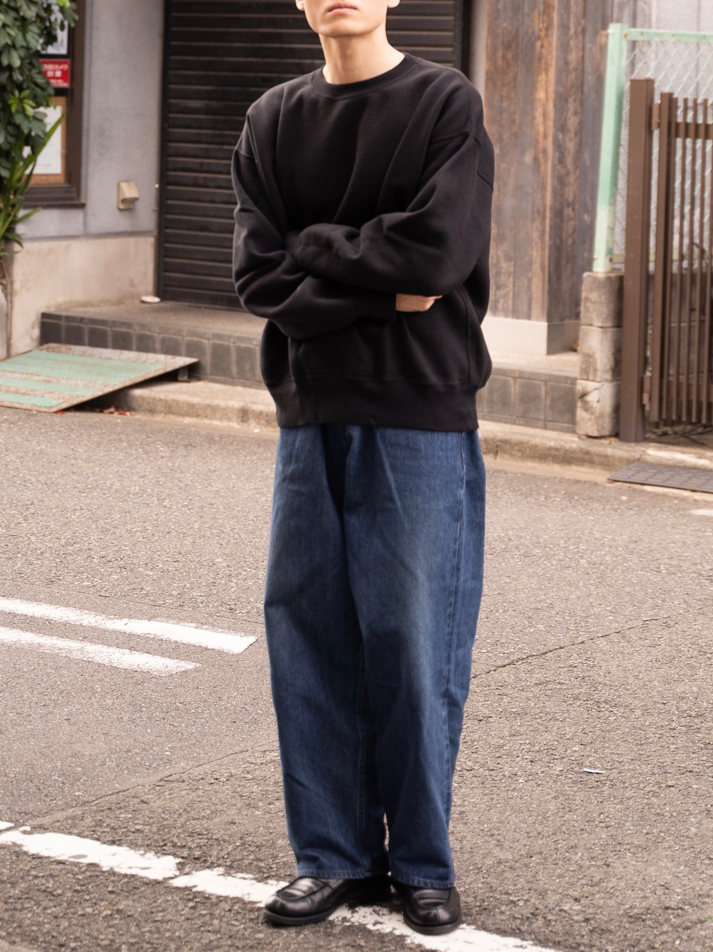 ブルー系のデニムパンツを着用したメンズの冬コーディネートの1枚目の写真