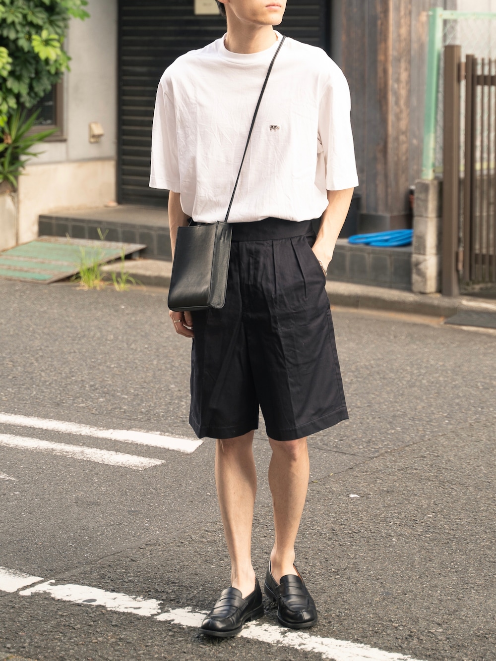 「夏の和物語、白Tシャツ、モックネック、ショートパンツ、ショーパン、グルカショーツ」｜「Scyeの【別注】Scye×URBAN RESEARCH　40/1度詰天竺LOGO T-SHIRTS（Tシャツ/カットソー、ホワイト系）」を使った、ponさん（メンズ・168cm）の夏コーディネートの1枚目の写真