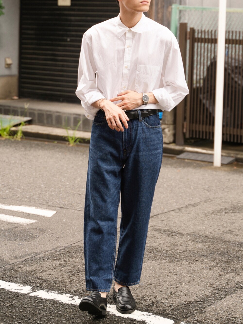 ホワイト系のシャツ/ブラウス、ブルー系のデニムパンツ、ブラック系のその他シューズを着用したメンズの夏コーディネートの1枚目の写真