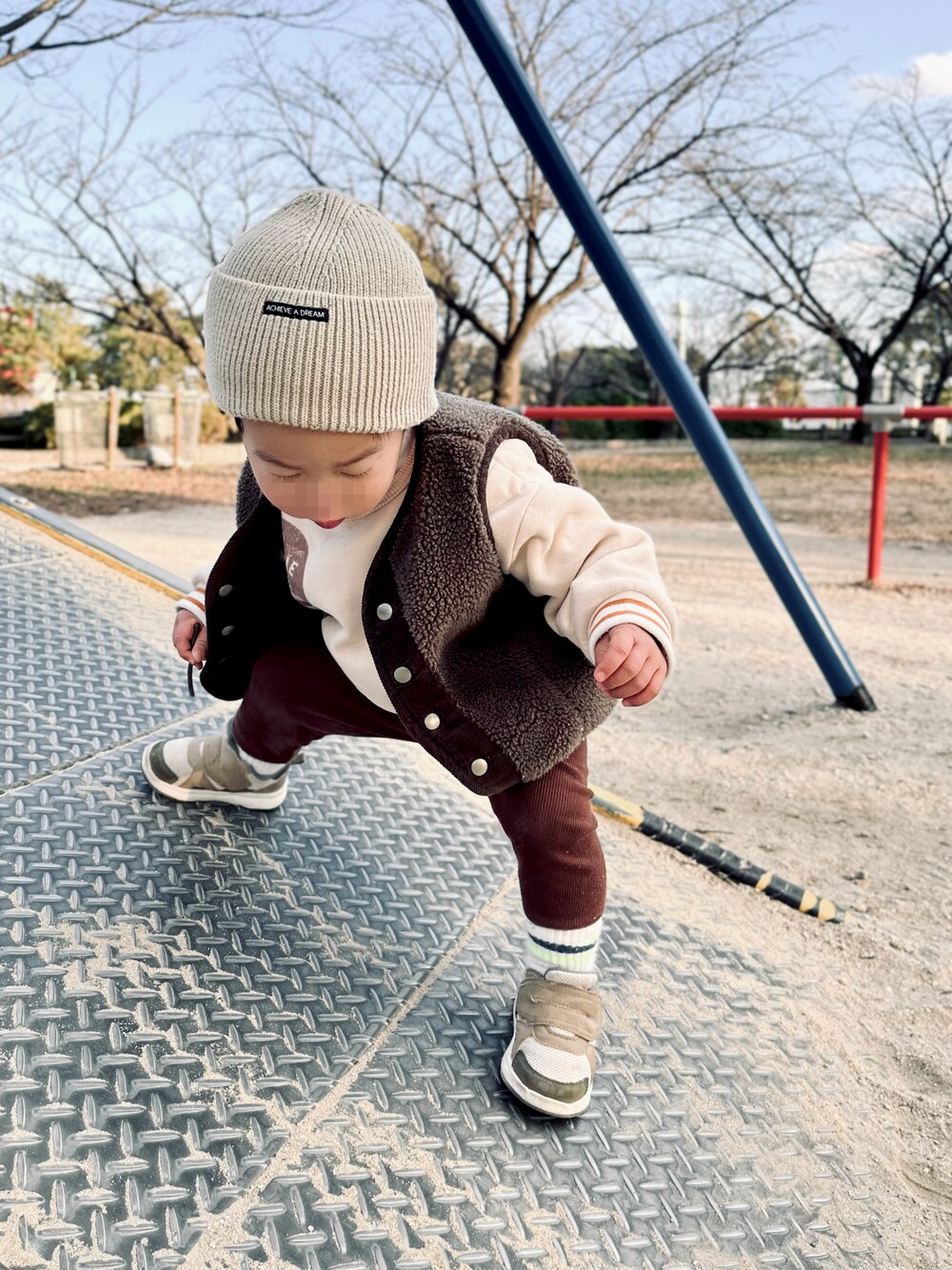 「キッズコーデ、1歳、男の子コーデ、パンツスタイル、ニット帽、スニーカー、公園スタイル、apres les cours、BREEZE」｜「apres les coursのリバーシブルボアベスト（ベスト、ブラウン系）」を使った、𝙘𝙤𝙨𝙢𝙤さん（キッズ・70cm）の冬コーディネートの1枚目の写真