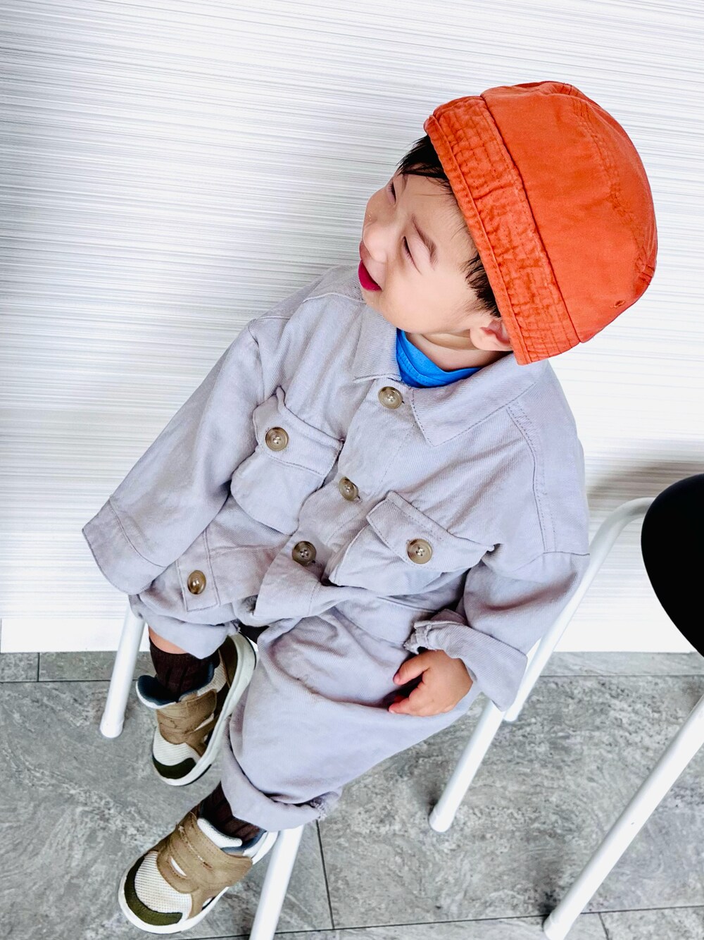 「秋冬コーデ、スニーカー、男の子コーデ、バケットハット、セットアップ、apres les cours、1歳、kids」｜「apres les coursのアイテム（セットアップ、グレー系）」を使った、𝙘𝙤𝙨𝙢𝙤さん（キッズ・70cm）の秋コーディネートの1枚目の写真