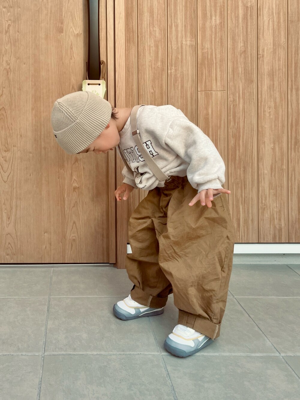 「キッズコーデ、2歳、男の子コーデ、ビッグシルエット、スニーカーコーデ、カジュアル、休日スタイル、オニツカタイガー、BREEZE」｜「Onitsuka TigerのADMIX RUNNER KIDS / アドミックス ランナー キッズ（スニーカー、ホワイト系）」を使った、𝙘𝙤𝙨𝙢𝙤さん（キッズ・80cm）の秋コーディネートの1枚目の写真