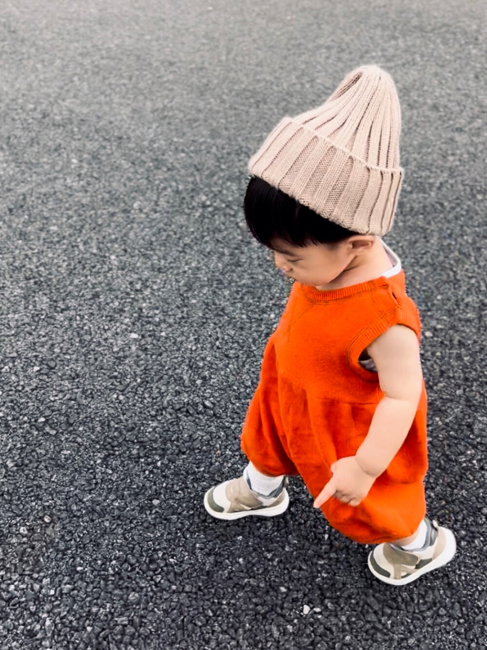 「秋コーデ、男の子コーデ、キッズコーデ、こどもコーデ、ニット帽、スニーカー、1歳、kids、CIAOPANIC TYPY」｜「CIAOPANIC TYPYの【KIDS】【OSORO】BABYニットロンパース（ロンパース、オレンジ系）」を使った、𝙘𝙤𝙨𝙢𝙤さん（キッズ・70cm）の秋コーディネートの1枚目の写真